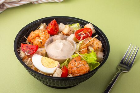 Салат Цезарь с креветками