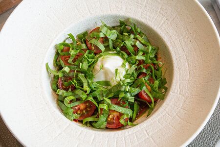 Буррата с томатами