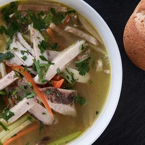 Կոնսոմե հավով և սնկով