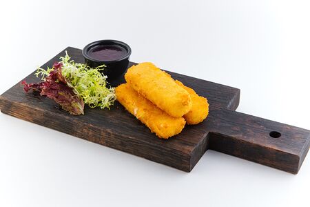 Хрустящий жареный сыр с соусом из лесных ягод