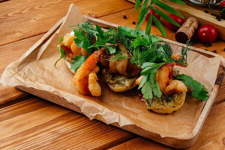 Кростини с креветками