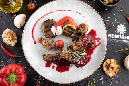 Каре ягненка с ягодным соусом