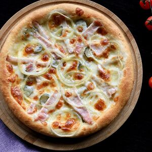 Пицца с копченой грудинкой
