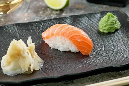 Суши с лососем