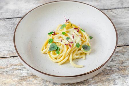 Спагетти с соусом пармезан и рикоттой