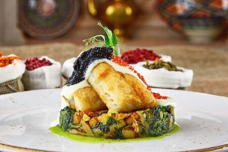 Судак обжаренный с картофелем и шпинатом