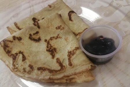 Блины с вареньем и сметаной