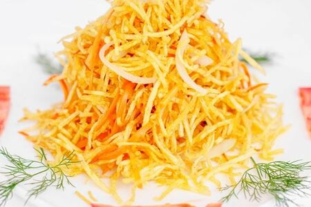 Жареный картофель соломкой с луком