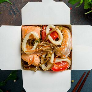 Вок с морепродуктами и лапшой соба