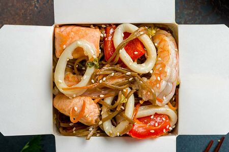 Вок с Морепродуктами с лапшой соба