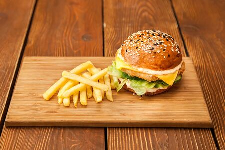 Чикенбургер с картошкой фри