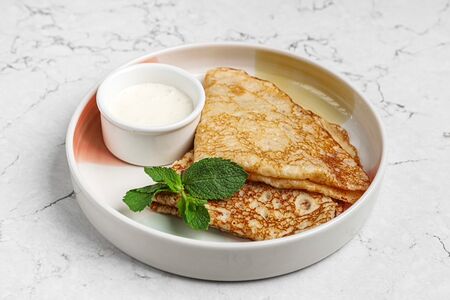 Блины со сметаной