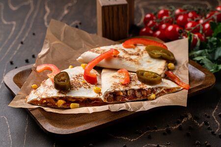 Кесадилья с чоризо