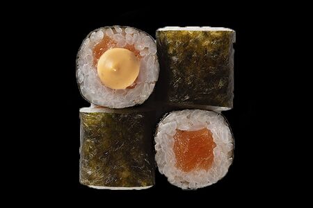 Ролл с острым лососем