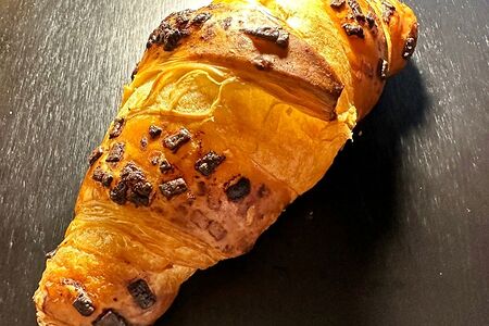 Круассан с пралине и шоколадной посыпкой