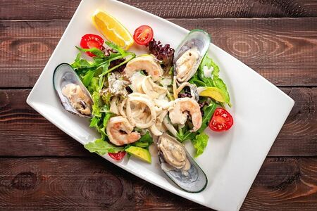 Салат с морепродуктами в сливочном соусе