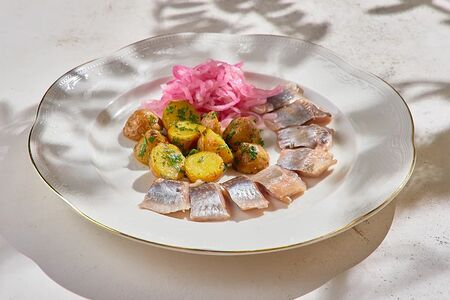 Атлантическая сельдь с маринованным луком и печеным картофелем