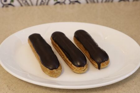 Эклер шоколадный