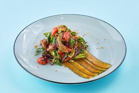 Салат с ростбифом, огурцами ким-чи, орешками и печёными черри