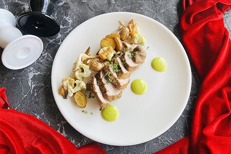 Медальоны из нежной вырезки свинины с гарниром из цветной капусты, вешенок и картофеля бейби