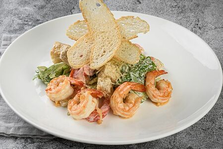 Салат Цезарь с креветками