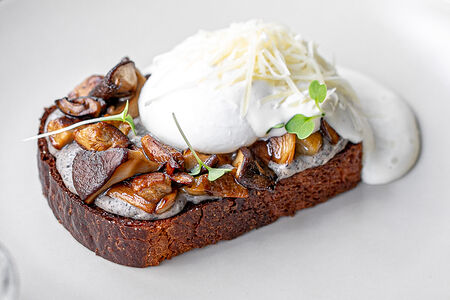 Бриошь с яйцом пашот и грибами