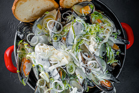 Мидии с бурратой, пореем и сливками