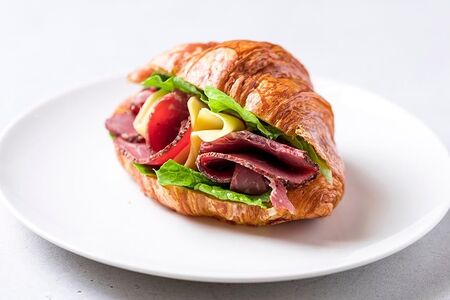 Круассан с пастрами из говядины