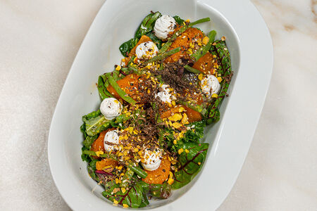 Салат с козьим сыром, грушей и трюфелем