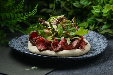 Салат с ростбифом на пшеничной лепешке