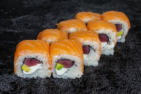 Филадельфия с тунцом и авокадо