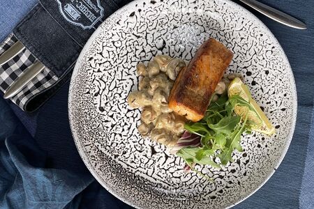 Стейк лосося на подушке из грибов под сливочным соусом