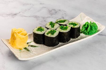 Маки ролл с чукой