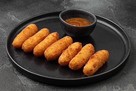 Сырные палочки с ягодным соусом