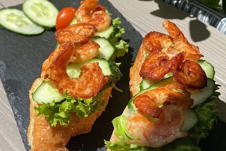 Брускетта с креветками