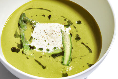 Зелёный суп со спаржей и страчателлой