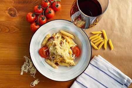 Паста с курицей и вялеными томатами