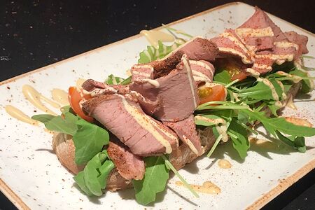 Брускетта с мясом