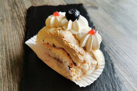 Меренговый рулет с вишней