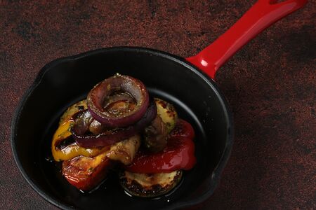 Овощи гриль с соусом песто