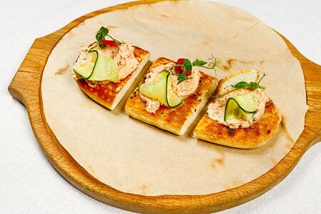 Брускетта с муссом из копченого лосося с каперсами