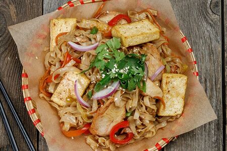 Вок с курицей и тофу