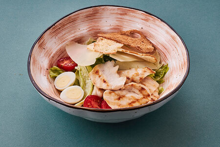 Салат Цезарь с курицей