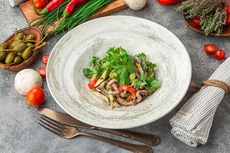 Салат с овощами на гриле и копченой индейкой