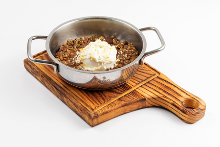 Томленая говядина с чечевицей, соусом Порто и сыром Страчателла