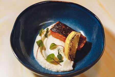 Стейк из сёмги с кремом из цветной капусты