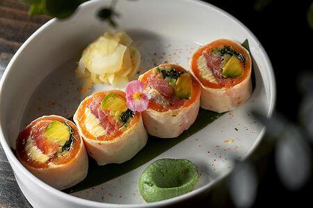 Сашими ролл с лососем, тунцом и авокадо