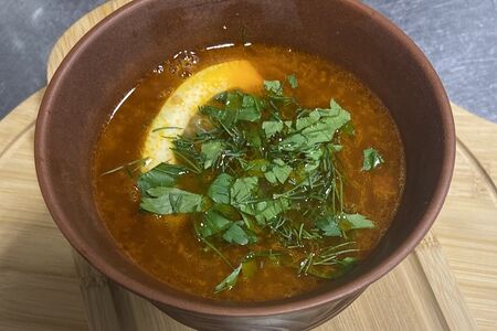 Солянка мясная сборная с лимоном, сметаной и зеленью