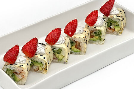 Ролл угорь с клубникой в маменори 6 шт