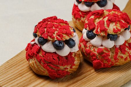 Пирожное Шу с ягодами